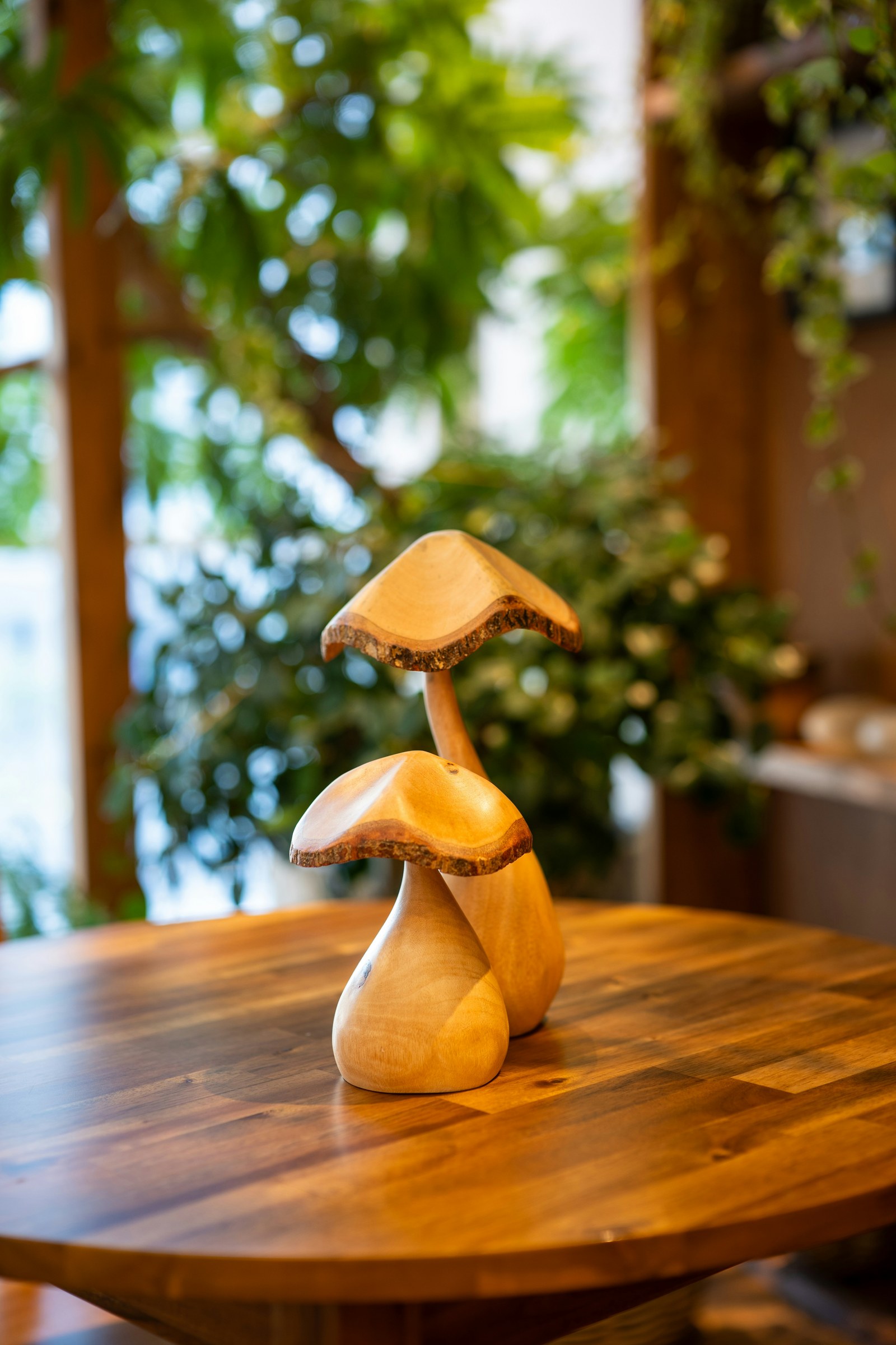 Abstrakte organische Holzskulptur auf einem Holztisch