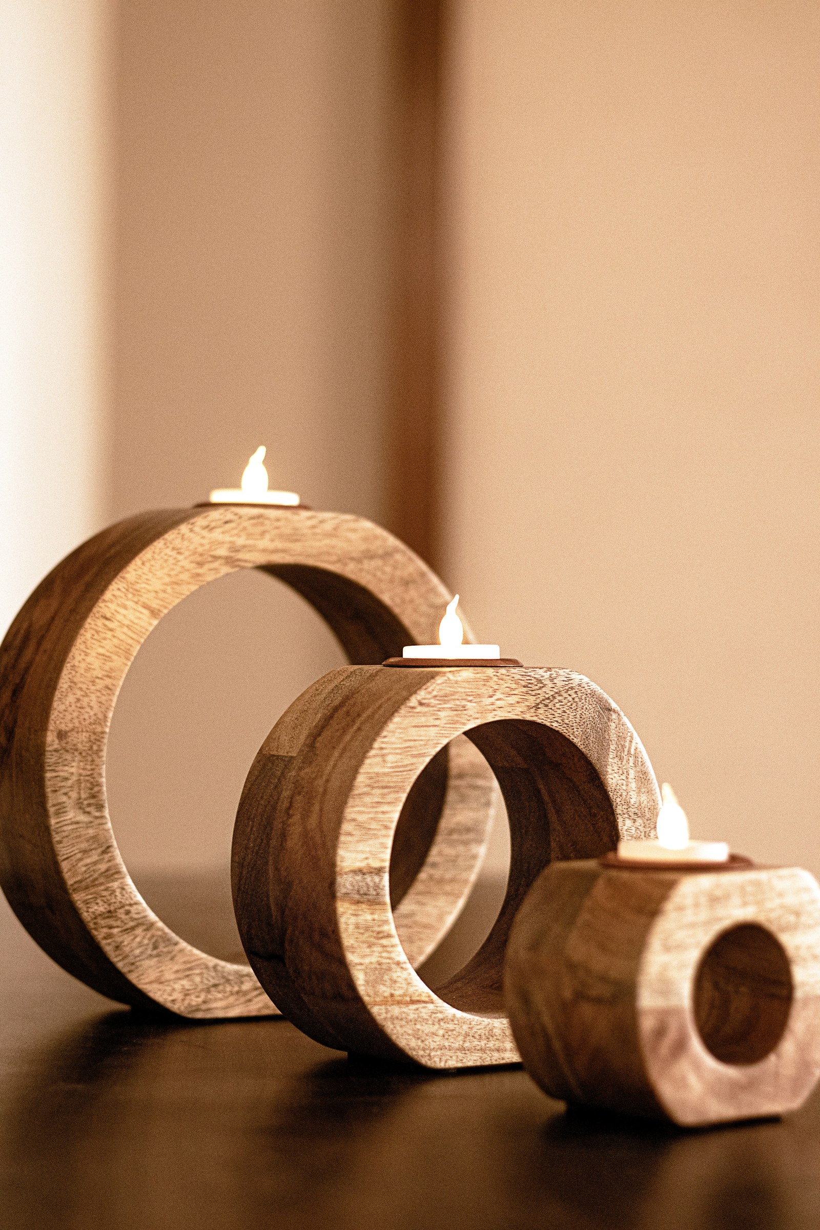 Runde dekorative Holzobjekte mit integrierten Teelichtern